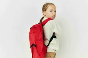 pequeño niña rojo mochila elegante ropa aislado antecedentes foto