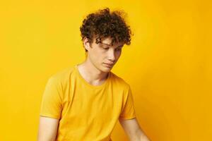 joven pelo rizado hombre juventud estilo lentes estudio casual vestir amarillo antecedentes inalterado foto