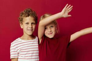 linda elegante niños divertido infancia entretenimiento rojo antecedentes foto