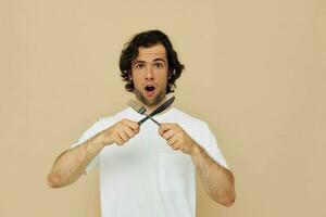 hombre emociones cuchillo y tenedor batería de cocina aislado antecedentes foto