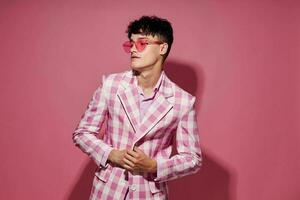 bonito hombre tartán chaqueta de sport rosado lentes Moda moderno estilo rosado antecedentes inalterado foto