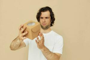 emocional hombre con regalo pequeño caja en beige antecedentes foto