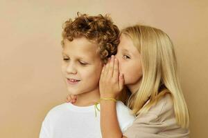 pequeño chico y niña divertido amistad entretenimiento infancia inalterado foto