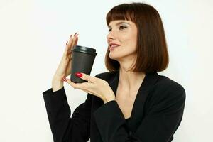 foto bonito mujer en un traje vaso de café posando aislado antecedentes