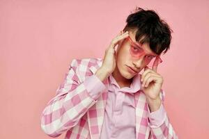 foto de romántico joven novio de moda rosado Gafas de sol chaqueta posando estilo de vida inalterado