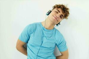rizado chico en azul camisetas auriculares Moda estilo de vida inalterado foto