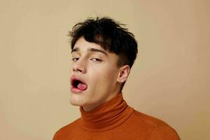 un joven hombre de moda ropa posando estudio moderno estilo aislado antecedentes inalterado foto