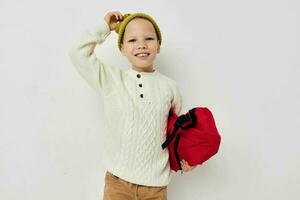 bonito joven niña rojo mochila elegante ropa estilo de vida inalterado foto