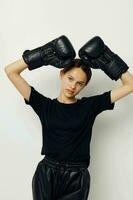 foto bonito niña en negro Deportes uniforme boxeo guantes posando estilo de vida inalterado