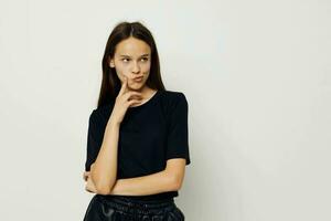 joven mujer largo pelo negro camiseta emoción estilo de vida inalterado foto