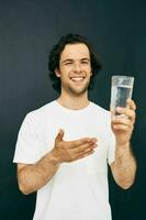 atractivo hombre transparente vaso de agua salud aislado antecedentes foto