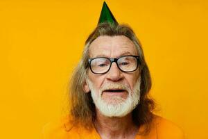 antiguo hombre vistiendo lentes verde gorra en su cabeza fiesta emociones monocromo Disparo foto