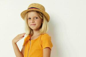 alegre pequeño niña en sombrero posando Moda infancia foto
