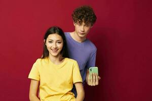 joven hombre y niña moderno estilo emociones divertido teléfono rojo antecedentes foto