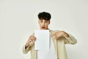 hermoso chico en un beige traje espacio de copia carpeta con documentos estilo de vida inalterado foto