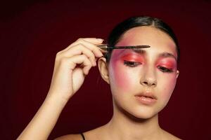 retrato de hermosa joven mujer rosado cara maquillaje posando atractivo Mira piel cuidado de cerca inalterado foto