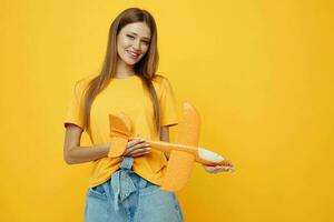 retrato de un joven mujer con un modelo de un amarillo avión estilo de vida inalterado foto