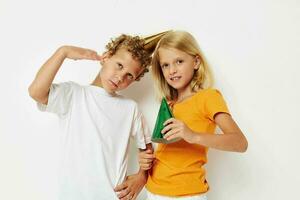 alegre niños posando emociones fiesta vistoso tapas aislado antecedentes inalterado foto