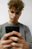 hermoso joven hombre con un teléfono en mano comunicación estilo de vida inalterado foto