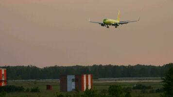 Novossibirsk, russe fédération juin 17, 2020 - s7 compagnies aériennes Boeing 737 sur final approche avant atterrissage à tolmachevo aéroport, Novossibirsk video