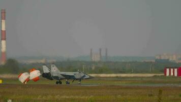 Nowosibirsk, Russisch Föderation Juni 17, 2020 - - Militär- Flugzeug alle Wetter Kämpfer mig 31 rf 95457 schleppend Nieder mit ziehen Fallschirm. mikojan Gurewitsch mig 31 bm Fuchshund. Tolmachewo Flughafen, novosibirsk video