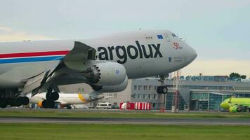 Novossibirsk, russe fédération juin dix, 2020 - cargolux Boeing 747 lx VCN sur final approche et atterrissage. tolmachevo aéroport, Novossibirsk video