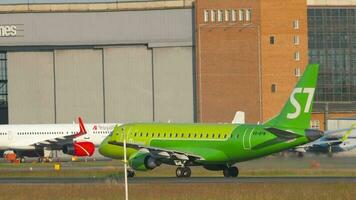 Novossibirsk, russe fédération juin 17, 2020 - s7 compagnies aériennes embraer 170su vq par moi dynamitage en dehors avant départ. tolmachevo aéroport, Novossibirsk. video