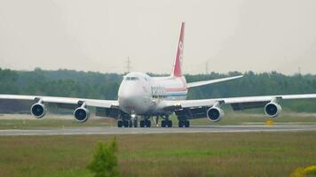 novosibirsk, ryska federation juni 10, 2020 - cargolux boeing 747 lx vcn taxning på bana efter landning. tolmachevo flygplats, novosibirsk video