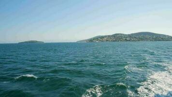 del príncipe islas, ver desde un navegación barco, en un verano y soleado día. video