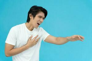 mano sostener cofre con corazón ataque síntomas, asiático hombre tener cofre dolor causado por corazón enfermedad, filtración, dilatación, engrandecido coronario corazón, prensa en el cofre con un doloroso expresión foto