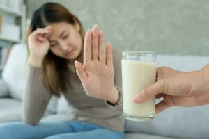 Leche Alérgenos, enfermo triste insalubre enfermo alérgico mujer, líquido cargado dolorido nariz sufrir desde intolerancia alergia desencadenar síntomas. abdominal dolor, Alérgenos, nuez proteína, erupción, muerte, comida alergia foto