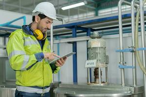 ingenieros o fábrica gerentes vistiendo la seguridad casco inspeccionar el máquinas en el producción línea. utilidad inspector cheque máquina y prueba el sistema a reunirse el estándar. máquina, mantenimiento. foto