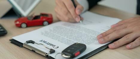 arrendamiento, alquiler de autos, venta, compra. el concesionario envía el contrato y las llaves del coche al nuevo propietario para que las firme. ventas, crédito de préstamo financiero, alquiler de vehículos, seguros, alquiler, vendedor, distribuidor, cuotas, negocio de cuidado de automóviles foto