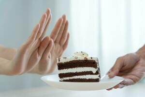 belleza cuerpo femenino delgado confundir pastel de chocolate. mujer en restaurante logra el objetivo de pérdida de peso para una vida saludable, loca por la delgadez, cintura delgada, nutricionista. dieta, forma del cuerpo. foto