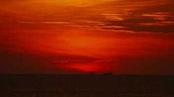 timelapse van zonsondergang over oceaanlandschap, karon beach, phuket, thailand video