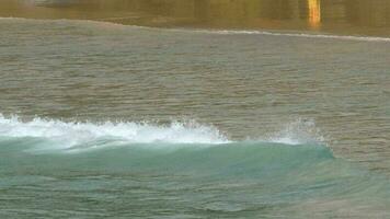 Alto maré ondas em a de praia do nai Harm, Tailândia lento movimento video