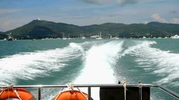 achterzijde visie van speedboot vertrek van Chalong baai, phuket video