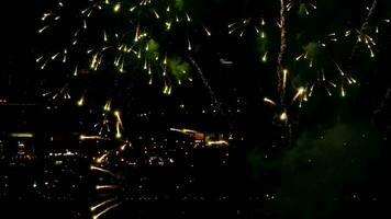 vuurwerk flitst in de avondlucht. video