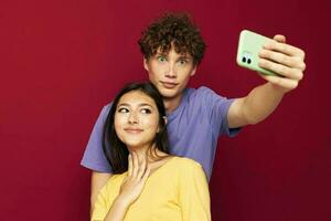 un joven Pareja moderno estilo emociones divertido teléfono juventud estilo foto