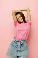 fotografía bonito mujer en un rosado camiseta casual ropa estilo de vida inalterado foto