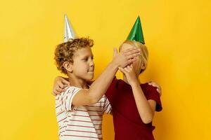 dos alegre niños divertido cumpleaños fiesta emociones aislado antecedentes foto