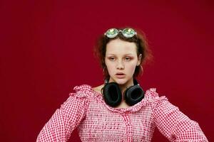 linda niña con auriculares lentes con diamante rojo antecedentes inalterado foto