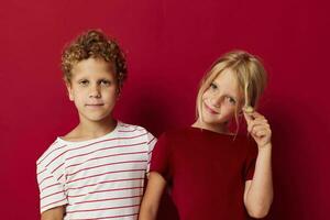 alegre niños sonriente y posando en casual ropa en contra aislado antecedentes inalterado foto