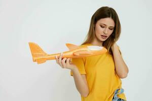 hermosa niña en casual ropa, un avión en su manos estilo de vida inalterado foto