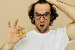 alegre hombre con lentes oro bitcoin en manos estilo de vida inalterado foto