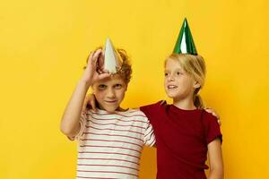 dos alegre niños divertido cumpleaños fiesta emociones aislado antecedentes foto