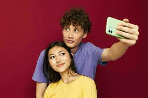 hombre y mujer moderno estilo emociones divertido teléfono juventud estilo foto