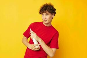 chico con rojo Rizado pelo detergentes hogar cuidado posando aislado antecedentes inalterado foto