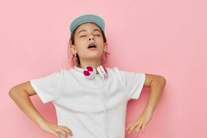 pequeño niña vistiendo auriculares posando emociones aislado antecedentes foto