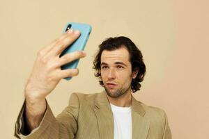 alegre hombre toma un selfie clásico estilo tecnologías aislado antecedentes foto